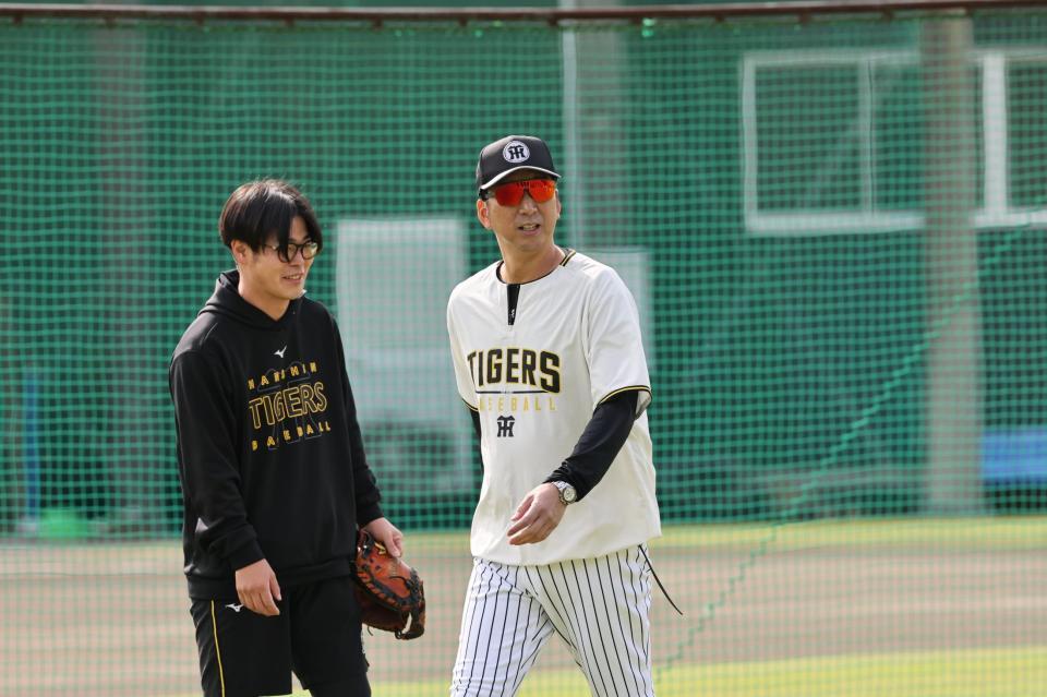 　練習を見る藤川監督（撮影・田中太一）