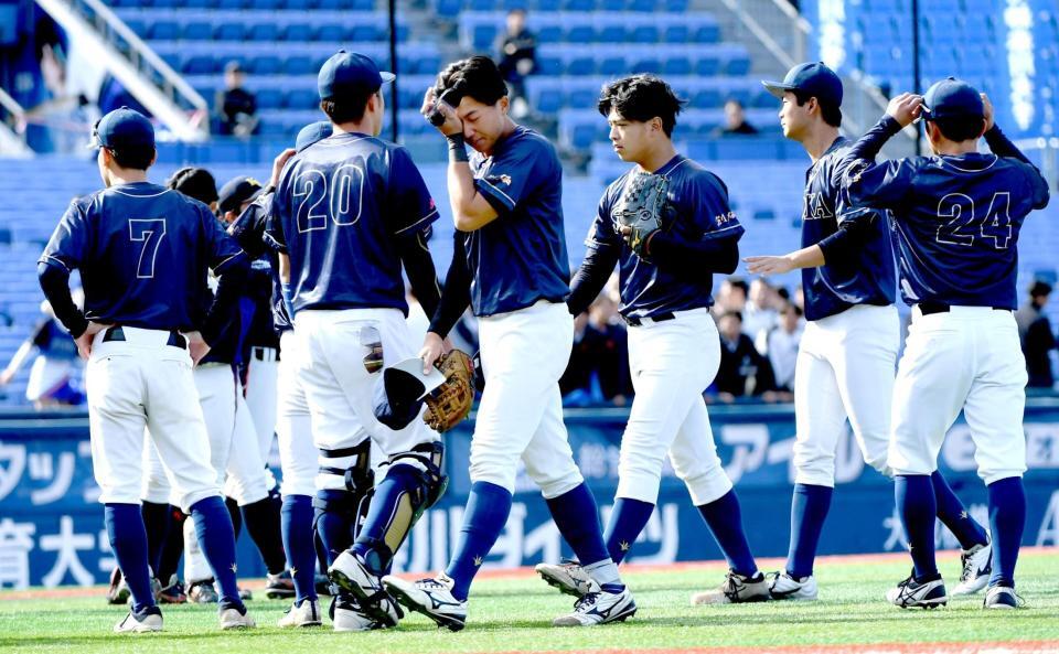 　ナインとともに肩を落とす立石