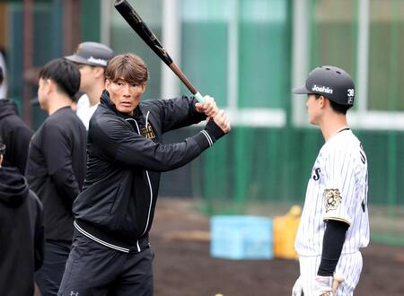 　春季キャンプで臨時コーチを務めた糸井嘉男ＳＡ＝２月３日