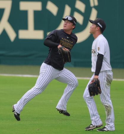 　守備練習に励む前川（左）と中川（撮影・北村雅宏）