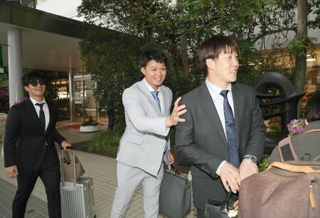 　宮崎入りし、小園（右）に声をかける森下。左は坂本（撮影・佐々木彰尚）