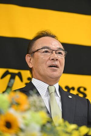 　来季のヘッドコーチ就任が決まり、会見する和田コーディネーター（撮影・西田忠信）