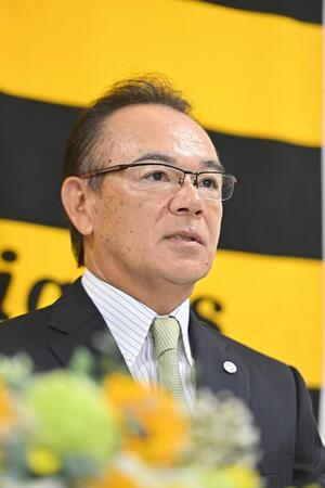 　来季のヘッドコーチ就任が決まり、会見する和田打撃巡回コーディネーター＝甲子園（撮影・西田忠信）