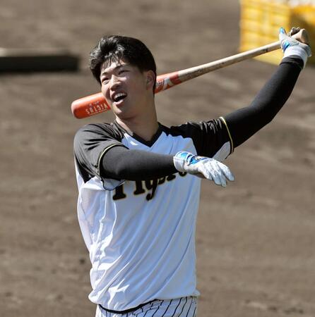 　ロングティーを打つ百崎（撮影・田中太一）