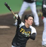 　ロングティーに励む高寺（撮影・北村雅宏）