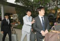 　宮崎入りし、小園（右）に声をかける森下。左は坂本（撮影・佐々木彰尚）