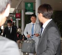 　小園（右）を見つけて笑顔を見せる森下（中央）と坂本（撮影・佐々木彰尚）