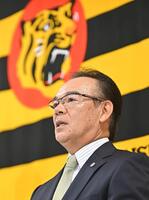 　来季のヘッドコーチ就任が決まり、会見する和田コーディネーター（撮影・西田忠信）