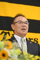 　来季のヘッドコーチ就任が決まり、会見する和田コーディネーター（撮影・西田忠信）