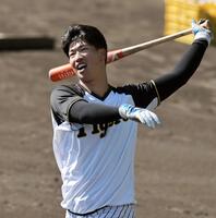 　ロングティーを打つ百崎（撮影・田中太一）