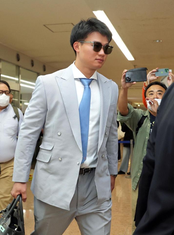 　宮崎空港に到着した森下（撮影・立川洋一郎）