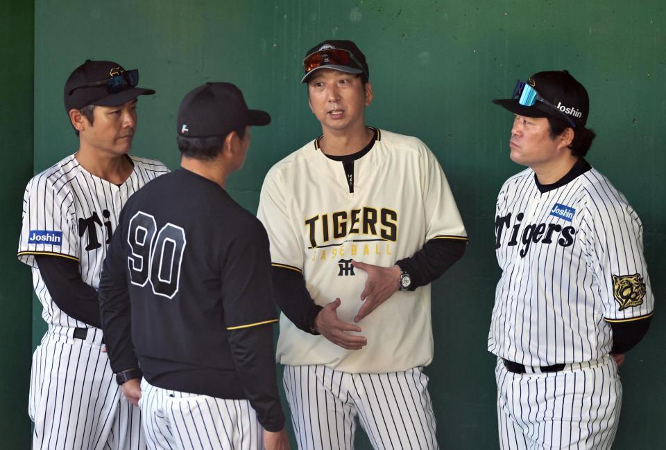 　安藤コーチ（右）ら投手コーチを集めて話をする藤川監督（撮影・田中太一）