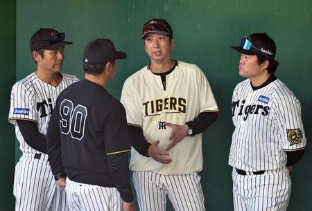 　安藤コーチ（右）ら投手コーチを集めて話をする藤川監督（撮影・田中太一）