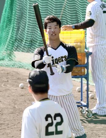 　藤川監督が見る中、打撃練習をする百崎（撮影・田中太一）