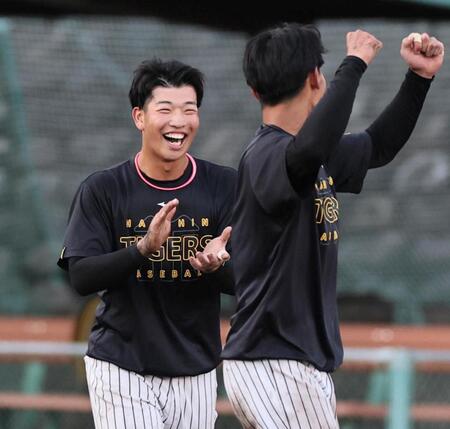 　守備練習の合間、笑顔を見せる百崎（撮影・田中太一）