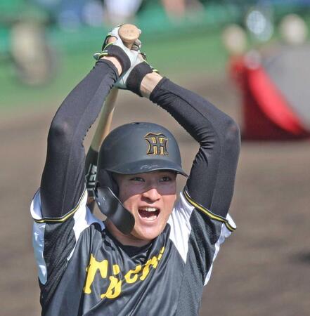 　ロングティーで快音を響かせる高寺（撮影・北村雅宏）