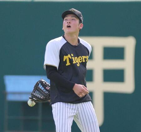 　背面キャッチに失敗する高寺（撮影・北村雅宏）