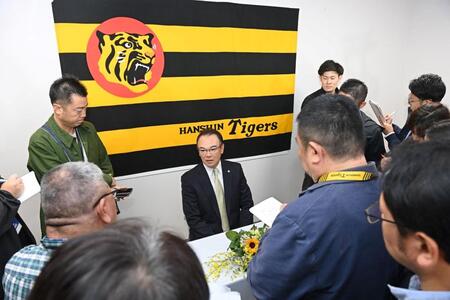 　来季のヘッドコーチ就任会見後、取材に応じる和田コーディネーター（撮影・西田忠信）