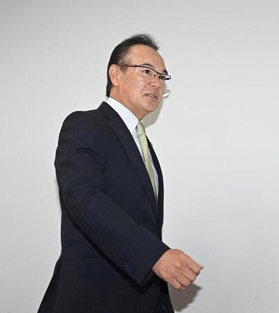 　ヘッドコーチ就任会見の会場に入る和田コーディネーター（撮影・西田忠信）