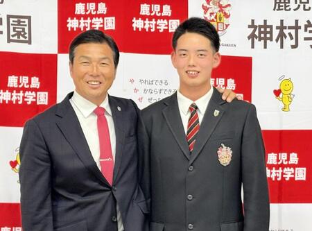 　指名あいさつを受けて笑顔の小田監督（左）と早瀬