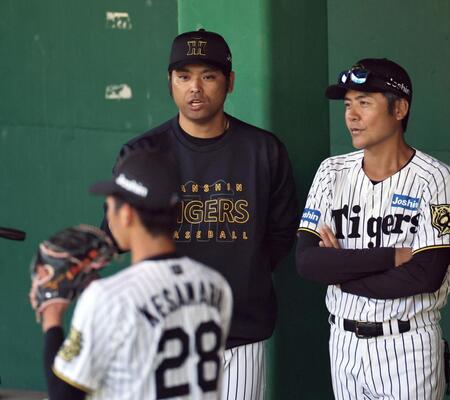 　ブルペンでアドバイスする桑原コーチ。右は江草コーチ（撮影・田中太一）