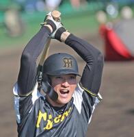 　ロングティーで快音を響かせる高寺（撮影・北村雅宏）