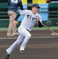 　走塁練習に励む高寺（撮影・北村雅宏）