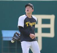 　背面キャッチに失敗する高寺（撮影・北村雅宏）
