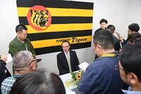 　来季のヘッドコーチ就任会見後、取材に応じる和田コーディネーター（撮影・西田忠信）