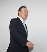 　ヘッドコーチ就任会見の会場に入る和田コーディネーター（撮影・西田忠信）