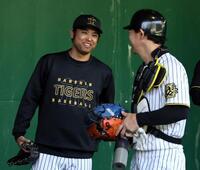 　笑顔を見せる桑原コーチ（撮影・田中太一）