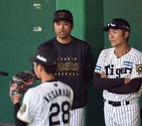 　ブルペンでアドバイスする桑原コーチ。右は江草コーチ（撮影・田中太一）