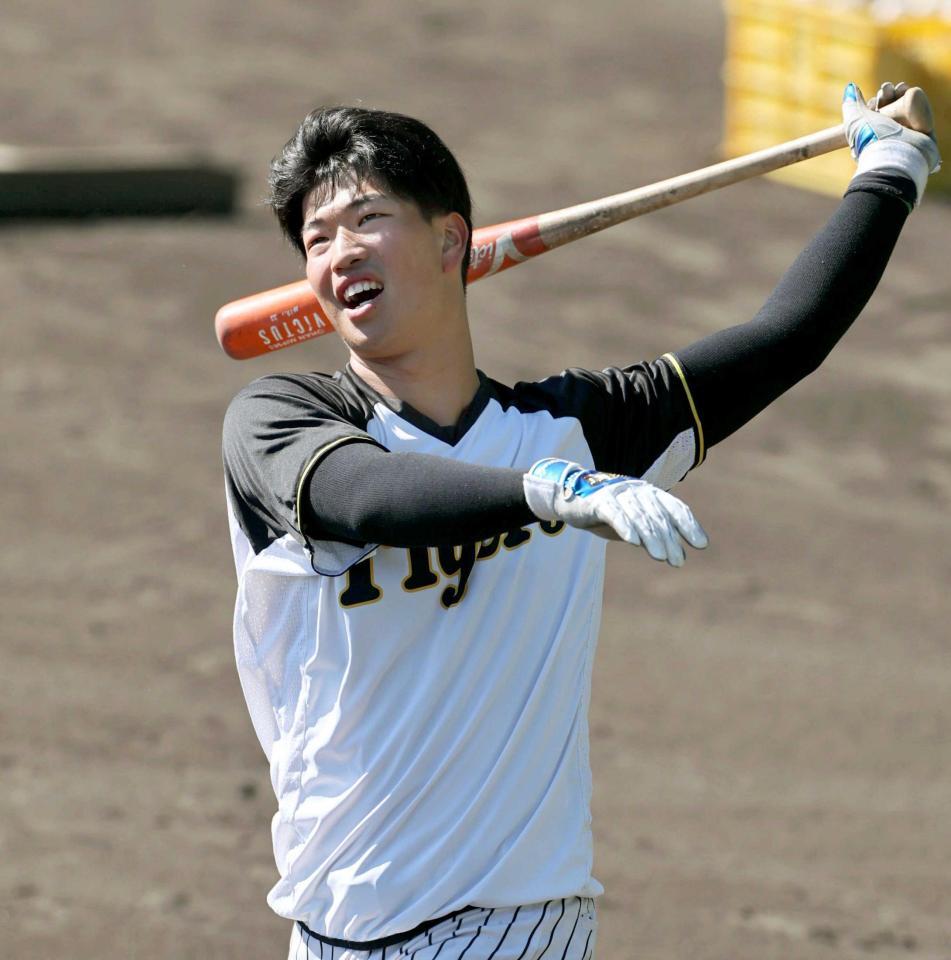 　ロングティーを打つ百崎（撮影・田中太一）