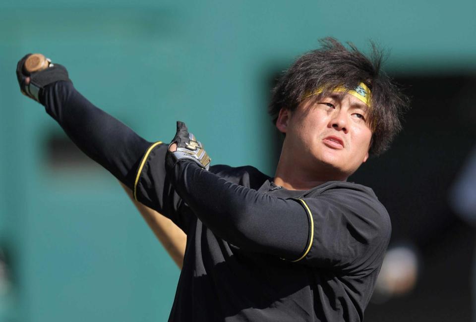 　ロングティーに励む前川（撮影・北村雅宏）