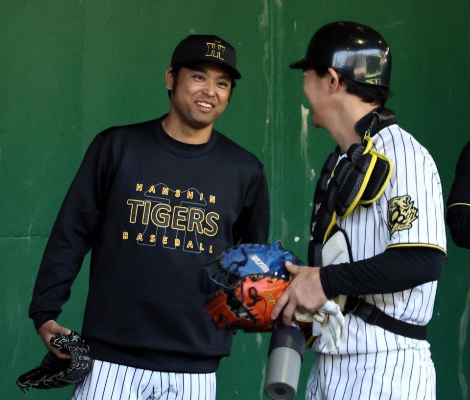 　笑顔を見せる桑原コーチ（撮影・田中太一）