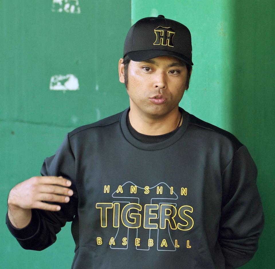 　ブルペンでアドバイスする桑原コーチ（撮影・田中太一）