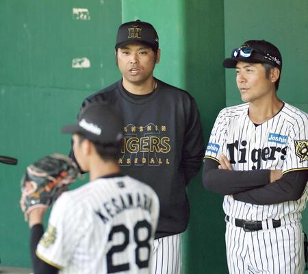 　ブルペンで投手陣にアドバイスする桑原新コーチ