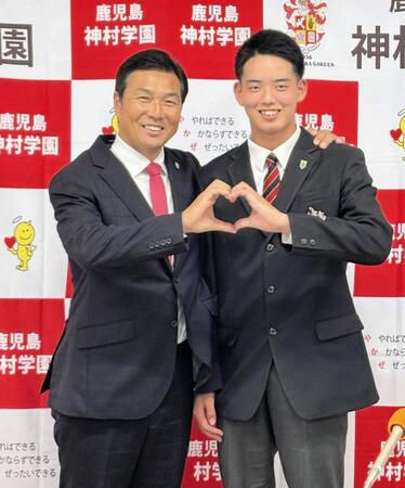 　小田監督（左）とハートを作る早瀬