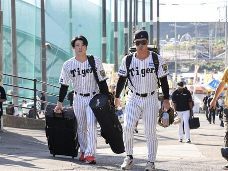 　球場入りする高寺と百崎（撮影・田中太一）