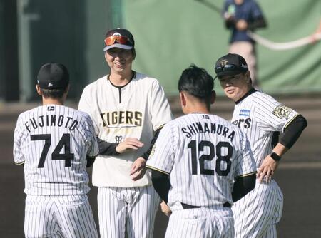 　話をする（右から）和田ヘッド、藤川監督、藤本コーチ（撮影・田中太一）