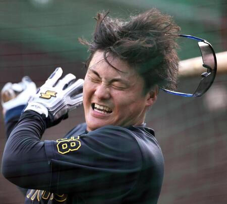 　力強くバットを振る前川（撮影・田中太一）