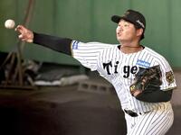 　ブルペンで投げ込む松原（撮影・田中太一）
