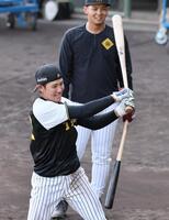 　打撃練習する山田。奥は井上（撮影・田中太一）