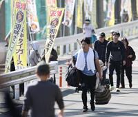 　球場入りする中川（撮影・田中太一）