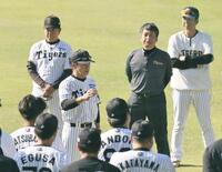 　合流し話をする和田ヘッド（撮影・田中太一）