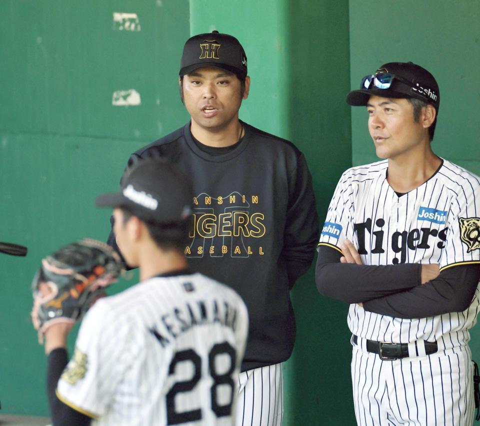 　ブルペンで投手陣にアドバイスする桑原新コーチ