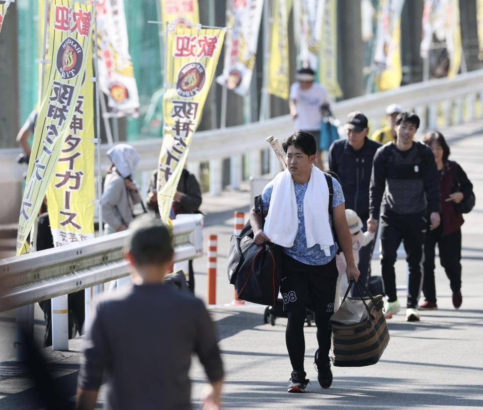 　球場入りする中川（撮影・田中太一）