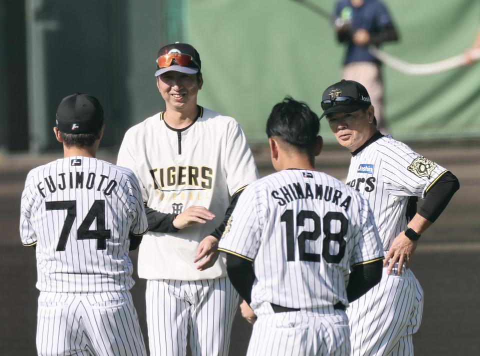 　話をする（右から）和田ヘッド、藤川監督、藤本コーチ（撮影・田中太一）