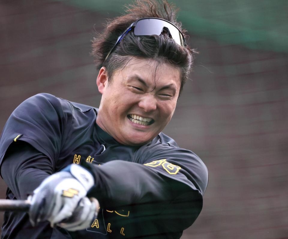 　力強くバットを振る前川（撮影・田中太一）