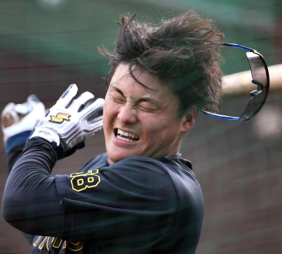 　力強くバットを振る前川（撮影・田中太一）